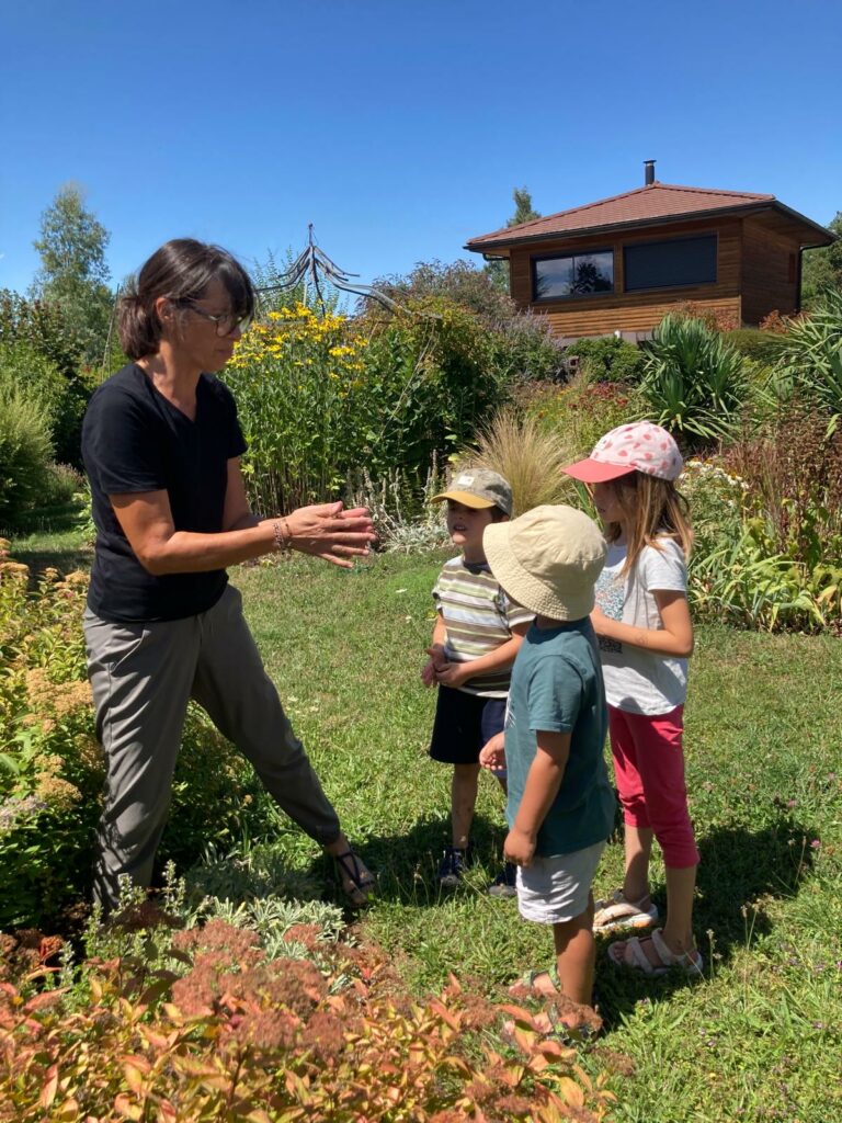 Fabienne Richard enseignant la nature aux enfants